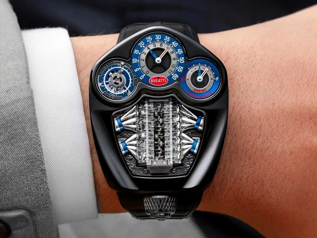 Đây là sản phẩm hợp tác giữa hãng xe Bugatti và thương hiệu đồng hồ Jacob & Co., sử dụng các chi tiết thiết kế của siêu xe Tourbillon mới ra mắt, với vỏ bằng titan màu đen, mặt sapphire, bên trong là khối động cơ V16 có các piston bằng titan chuyển động được như thật (Ảnh: Bugatti).