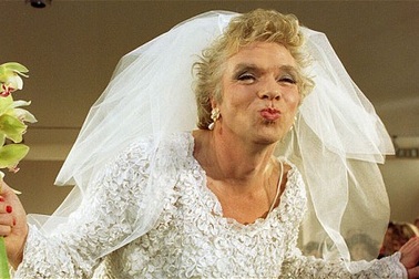 Tỷ phú nổi tiếng đi dọn toilet vì thua cá cược