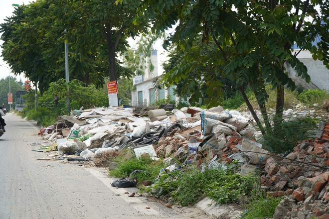 Hà Nội: Rác thải tràn lan trên đại lộ 7.500 tỷ đồng - 12