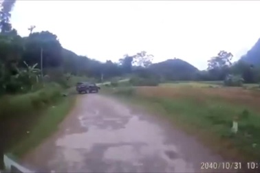 Ô tô bất ngờ mất lái khi vào cua rồi lật ngửa xuống ruộng
