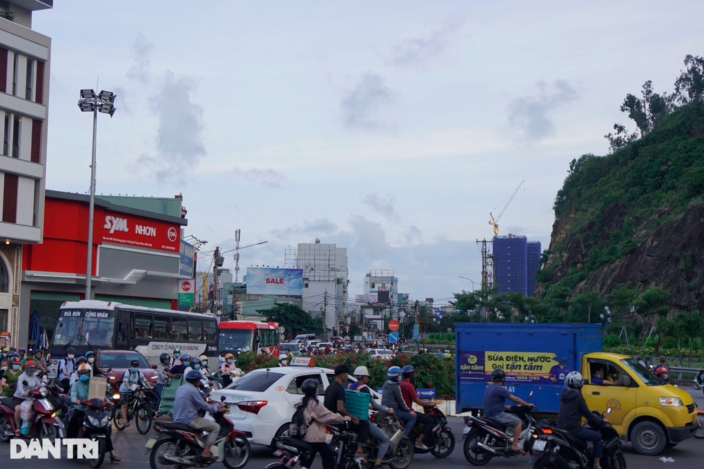 Sạt lở núi một năm chưa được khắc phục, cửa ngõ Quy Nhơn bị thắt cổ chai - 2 Sạt lở núi một năm chưa được khắc phục, cửa ngõ Quy Nhơn bị thắt cổ chai - 2