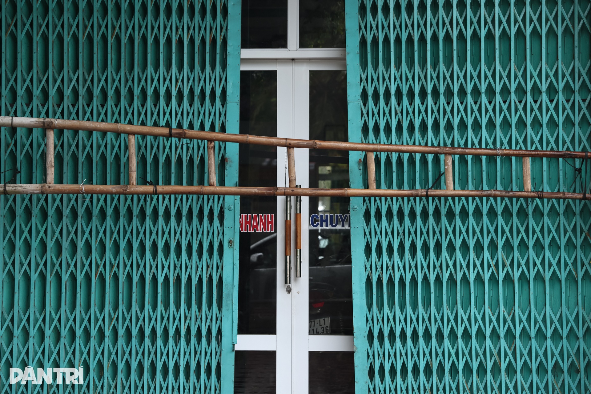 Muôn kiểu chằng chống nhà cửa của người dân miền Trung trước giờ bão đổ bộ - 4 Muôn kiểu chằng chống nhà cửa của người dân miền Trung trước giờ bão đổ bộ - 4