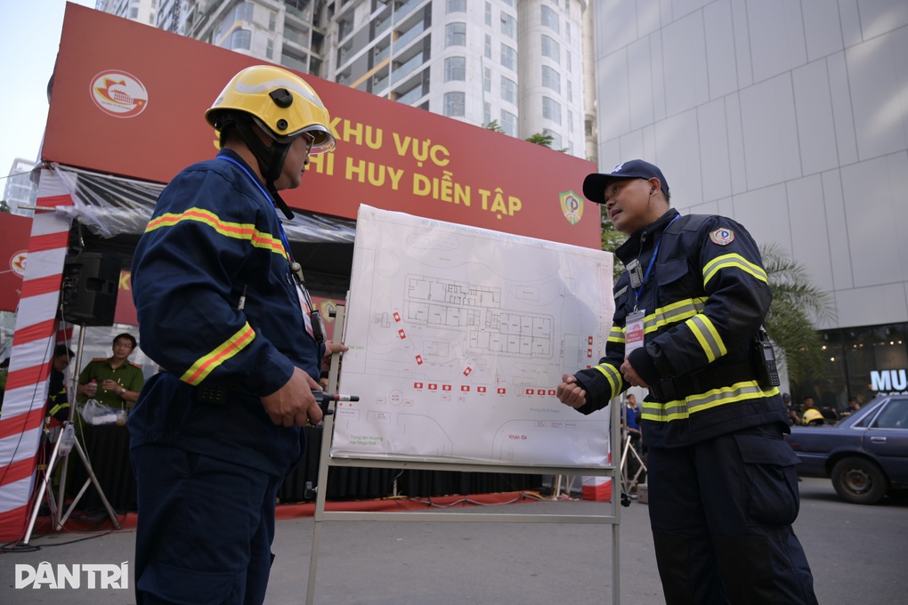 Cháy giả định ở chung cư TPHCM, cảnh sát dùng cầu dây cứu người - 4