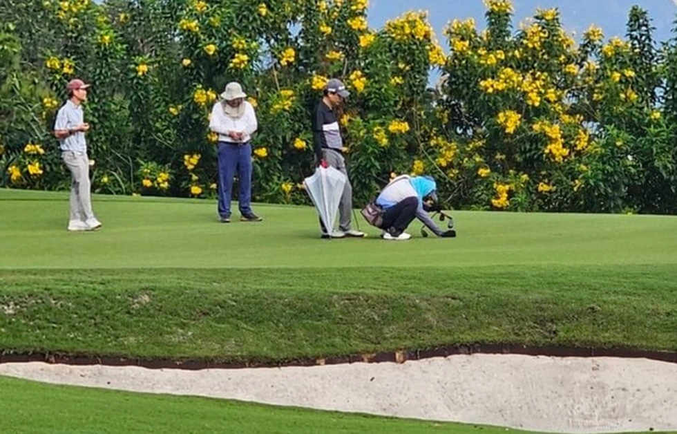 Mất chức giám đốc sở vì chơi golf trong giờ hành chính - 1