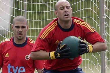 Thủ thành Reina tiếc nuối khi Benitez ra đi