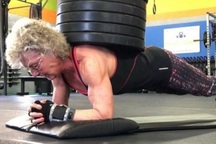 Ngoại hình ấn tượng của cụ bà U80 tập tạ trăm cân