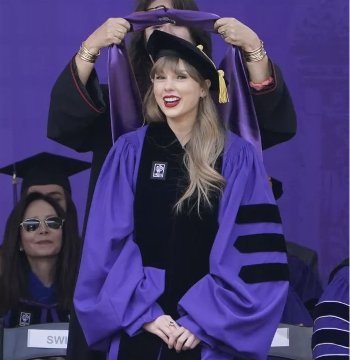 Taylor Swift gây bão với khoảnh khắc ngọt ngào khi nhận bằng tiến sĩ - 4 Taylor Swift gây bão với khoảnh khắc ngọt ngào khi nhận bằng tiến sĩ - 4