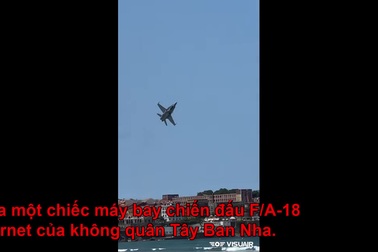 Máy bay chiến đấu chao đảo trên bãi biển khiến nhiều người hốt hoảng