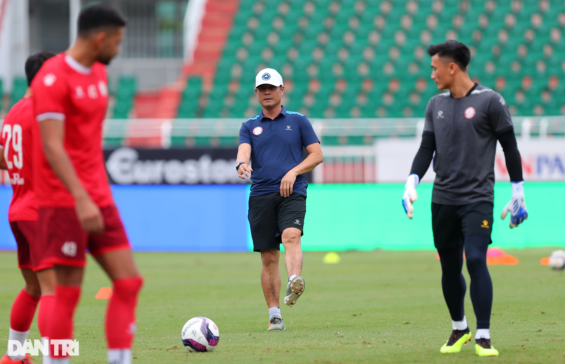 Lee Nguyễn bị đồng đội phạt chống đẩy trong buổi tập ở CLB TPHCM - 4 Lee Nguyễn bị đồng đội phạt chống đẩy trong buổi tập ở CLB TPHCM - 4