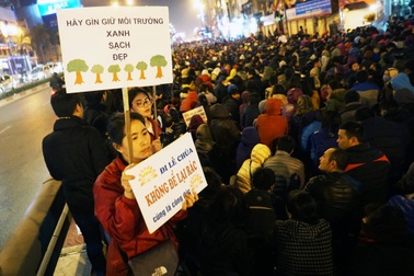 Hàng nghìn người ngồi lòng đường làm lễ cầu an chùa Phúc Khánh