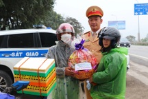 Món quà Tết bất ngờ của vợ chồng công nhân nghèo vượt nghìn cây số về quê