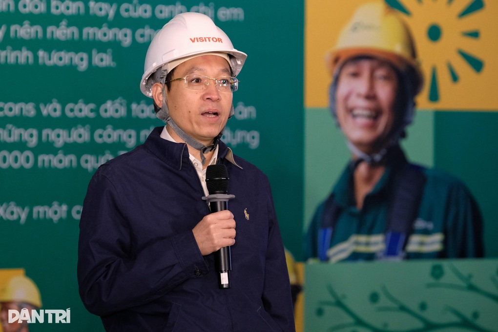 Công nhân xúc động khi được cắt tóc, chụp ảnh Tết ngay tại công trường - 2 Công nhân xúc động khi được cắt tóc, chụp ảnh Tết ngay tại công trường - 2