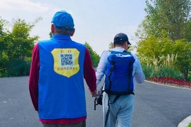 Con trai in mã QR lên áo người cha bị mất trí để đề phòng đi lạc