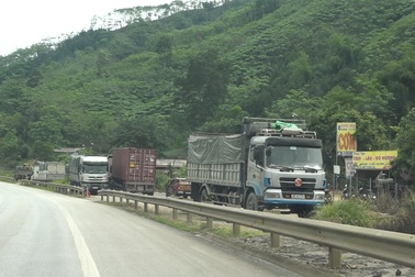 Dân tiếp tục phá rào chắn, mở quán ăn trên tuyến cao tốc dài nhất Việt Nam