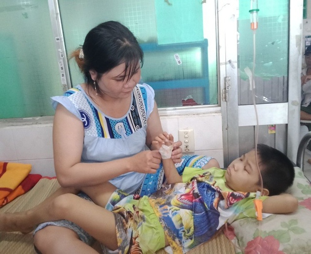 Thương cậu bé 6 tuổi chống chọi với ung thư, cha bị bệnh tật quật ngã - 4 Thương cậu bé 6 tuổi chống chọi với ung thư, cha bị bệnh tật quật ngã - 4