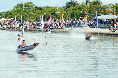 Dân sông nước Cà Mau đua lái vỏ lãi như "bay" trên nước