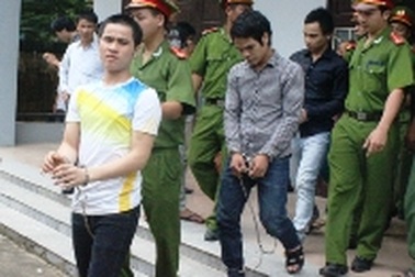 Say bia, nữ sinh bị hiếp dâm tập thể