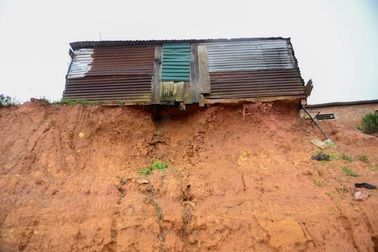 Nhà dân “chờ sập” bên bờ taluy sạt lở ở Lâm Đồng