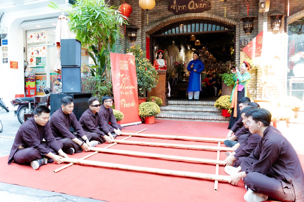 Diva Hồng Nhung đưa con trai du xuân, diện mạo quý tử gây chú ý - 4 Diva Hồng Nhung đưa con trai du xuân, diện mạo quý tử gây chú ý - 4