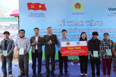 Trao tặng người dân hộ nghèo Thanh Hóa 600 sổ bảo hiểm xã hội