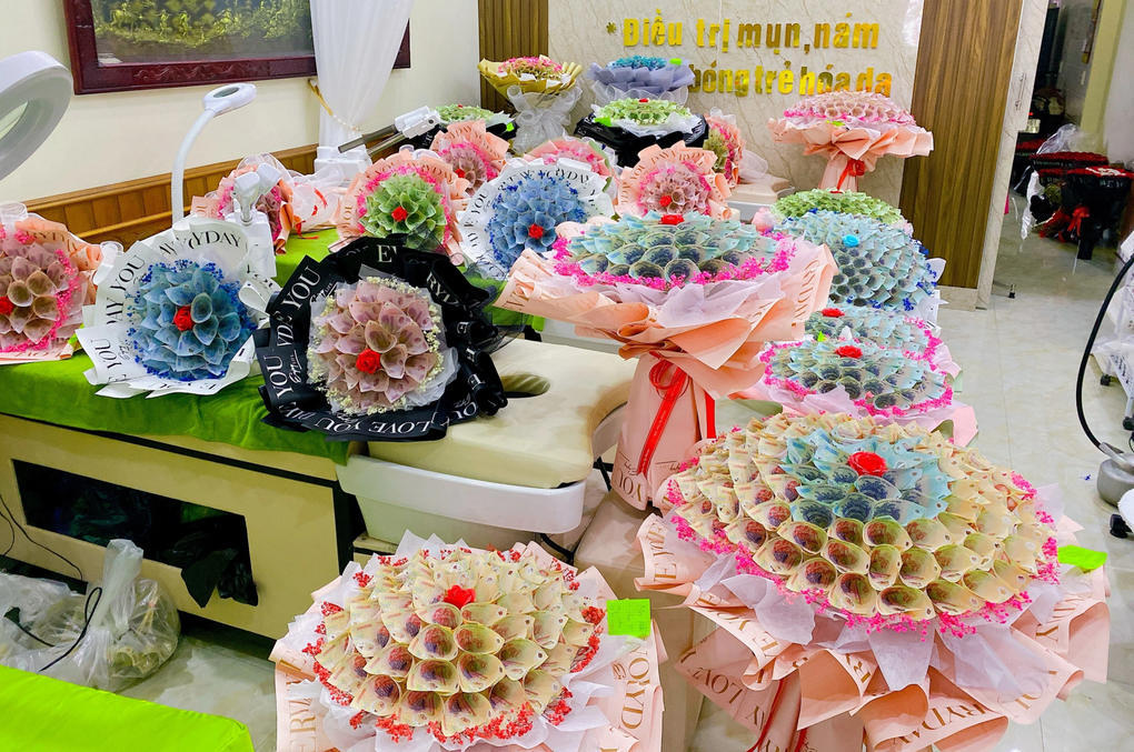 Bó hoa bằng tiền mặt giá trăm triệu đồng đắt khách ngày 20/10 - 1 Bó hoa bằng tiền mặt giá trăm triệu đồng đắt khách ngày 20/10 - 1