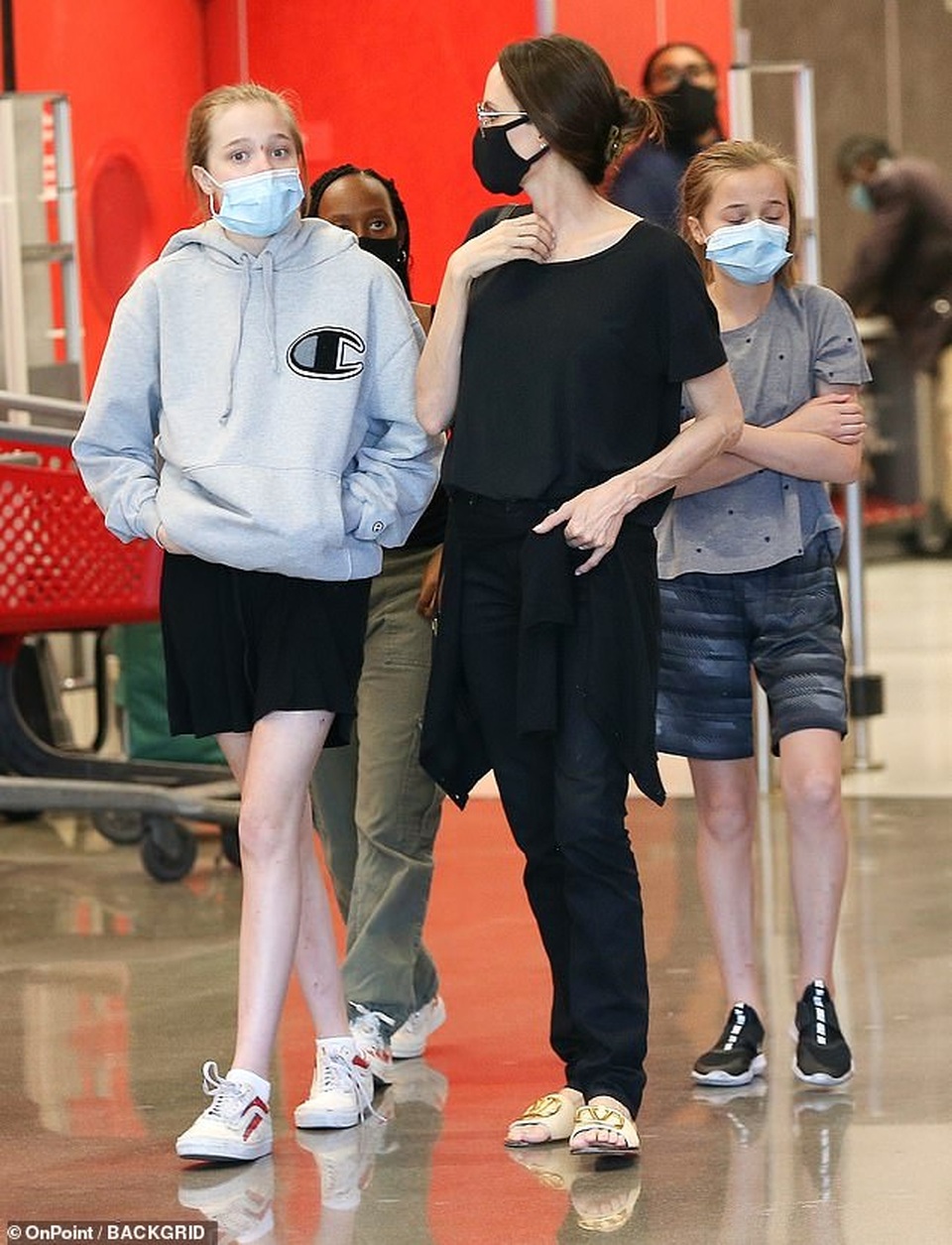 Cuối tuần, Angelina Jolie giản dị đưa con đi siêu thị - 2 Cuối tuần, Angelina Jolie giản dị đưa con đi siêu thị - 2