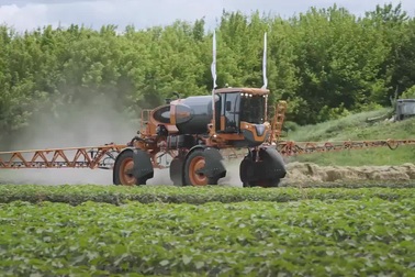 Đổ phân gà ra công viên để ngăn người dân tụ tập thành đám đông