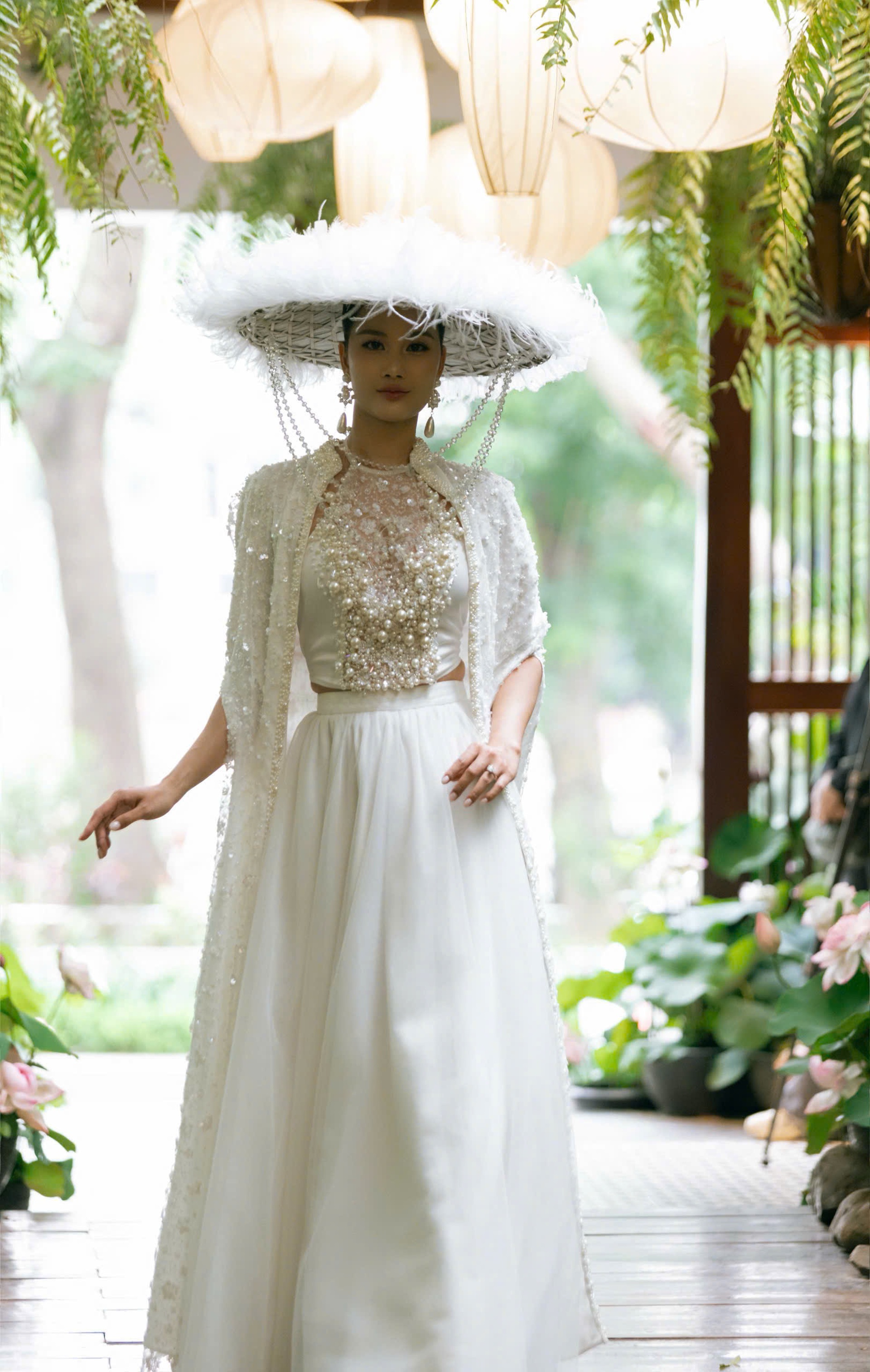 Á hậu Hương Ly duyên dáng trình diễn áo dài của NTK Cao Minh Tiến - 2 Á hậu Hương Ly duyên dáng trình diễn áo dài của NTK Cao Minh Tiến - 2