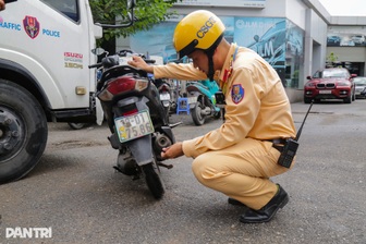 CSGT Hà Nội xử lý gần 370 tài xế che biển số, dùng điện thoại khi lái xe