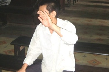 Không thể biện hộ tội cha xông vào nhà tắm "làm nhục" con