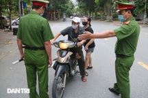 Theo chân công an Hà Nội xử lý người ra đường không lý do chính đáng