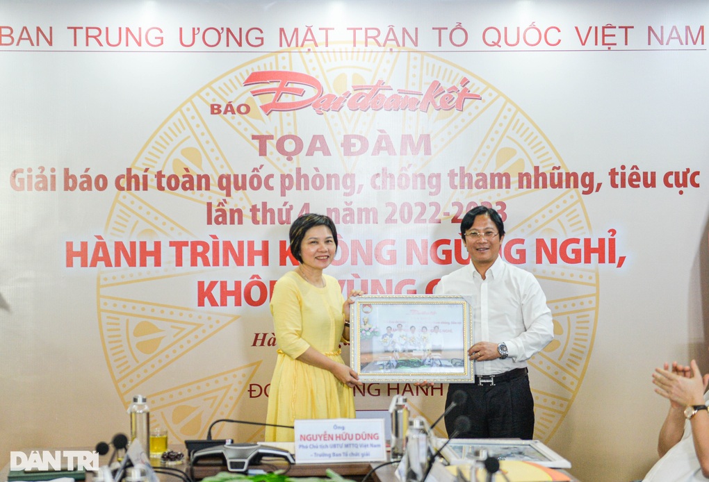 Báo chí phát hiện, phản ánh và đưa tham nhũng, tiêu cực ra ánh sáng - 2 Báo chí phát hiện, phản ánh và đưa tham nhũng, tiêu cực ra ánh sáng - 2