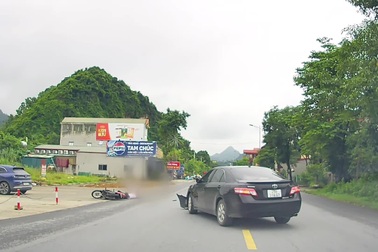 Ô tô chuyển hướng bất cẩn, hất văng người đi xe máy