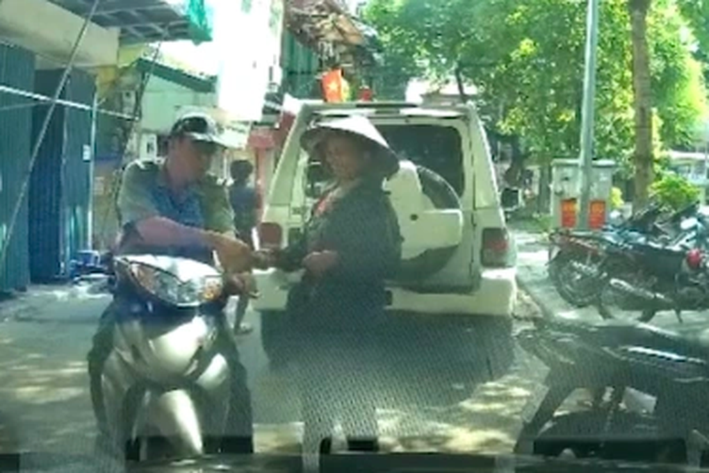 Xác minh nghi vấn cán bộ nhận tiền của người bán rong ở Hà Nội - 1 Xác minh nghi vấn cán bộ nhận tiền của người bán rong ở Hà Nội - 1