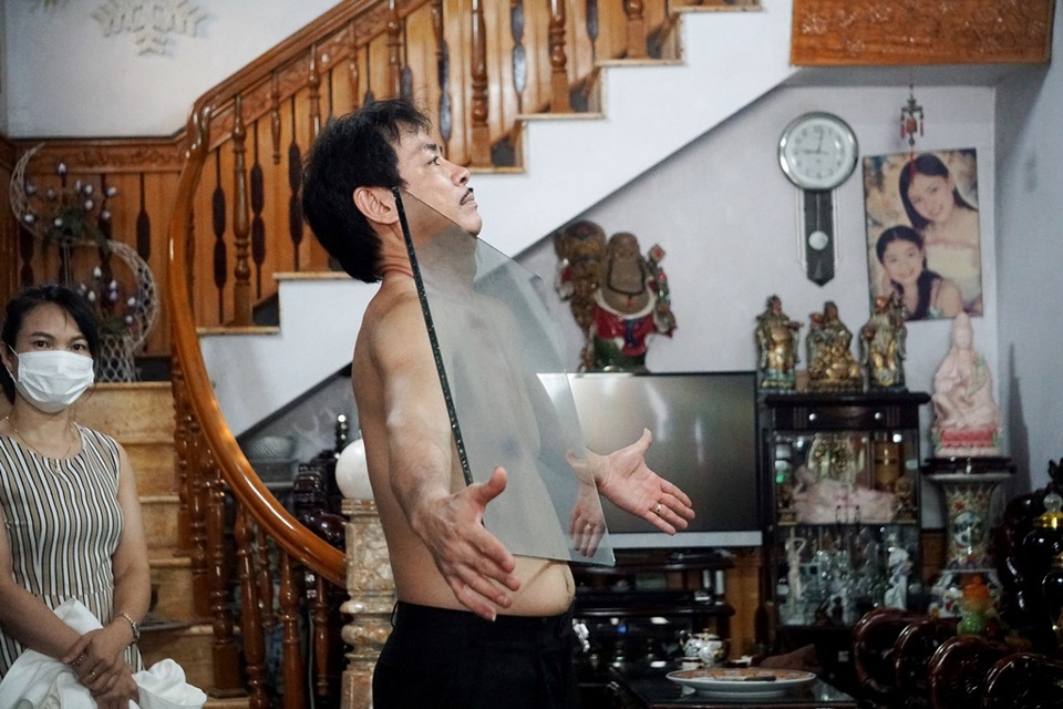 Kỳ lạ người đàn ông như nam châm khổng lồ, hút chặt các đồ vật vào cơ thể - 5