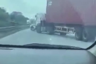 Kinh hãi xe container lạng lách trên quốc lộ để trốn cảnh sát giao thông