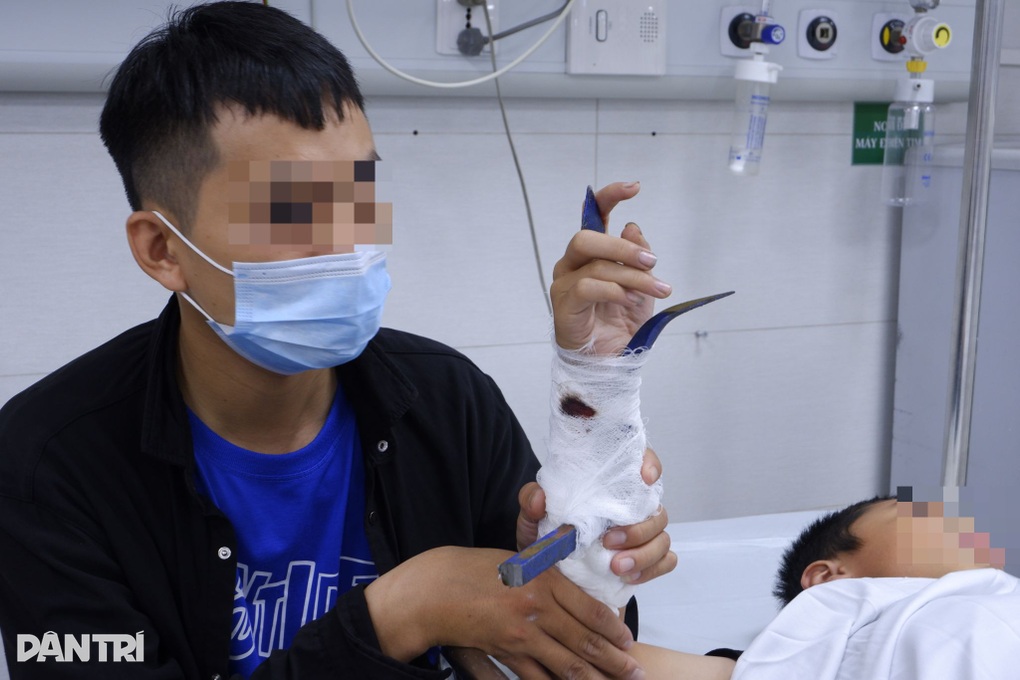 Cabin bốc cháy sau tai nạn, 3 người trên xe bị thương nặng - 4 Cabin bốc cháy sau tai nạn, 3 người trên xe bị thương nặng - 4