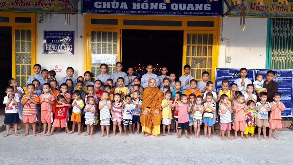 Chú tiểu mồ côi bị điếc đột ngột đã đi học sau khi được bạn đọc giúp đỡ - 3 Chú tiểu mồ côi bị điếc đột ngột đã đi học sau khi được bạn đọc giúp đỡ - 3