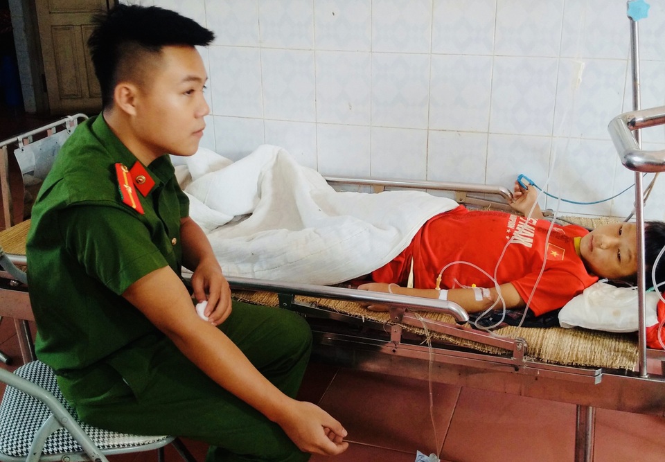Cán bộ công an hiến máu cứu học sinh vỡ gan - 1 Cán bộ công an hiến máu cứu học sinh vỡ gan - 1