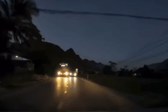 Tài xế ô tô con vượt ẩu, suýt gây tai nạn với xe đi đúng làn đường