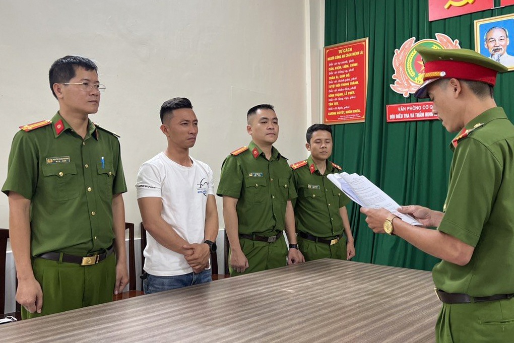 Tại sao thầy dạy lái xe cho Ngọc Trinh bị khởi tố tội sử dụng tài liệu giả? - 1 Tại sao thầy dạy lái xe cho Ngọc Trinh bị khởi tố tội sử dụng tài liệu giả? - 1