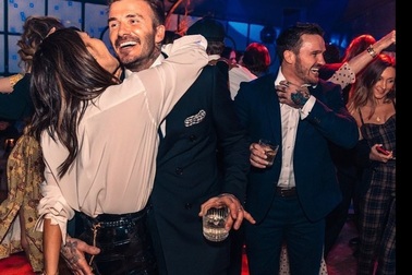 Vợ chồng David Beckham tình tứ trong tiệc sinh nhật tuổi 21 của con trai cả