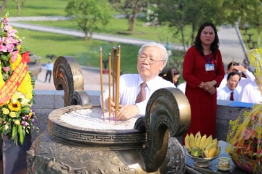 Tổng Bí thư Nguyễn Phú Trọng dâng hương tưởng nhớ cố Tổng Bí thư Lê Duẩn