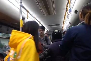 Nữ nhân viên xe buýt và những bữa ăn vội “mỳ tôm đá”