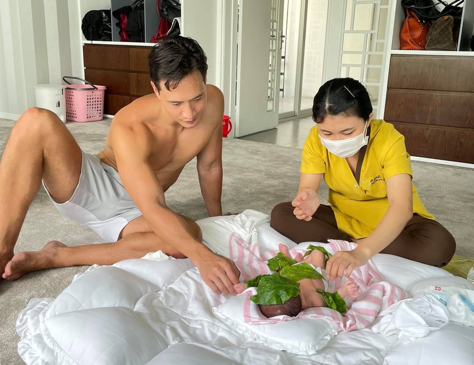Hồ Ngọc Hà - Kim Lý gây sốt với ảnh bế cặp sinh đôi - 8 Hồ Ngọc Hà - Kim Lý gây sốt với ảnh bế cặp sinh đôi - 8