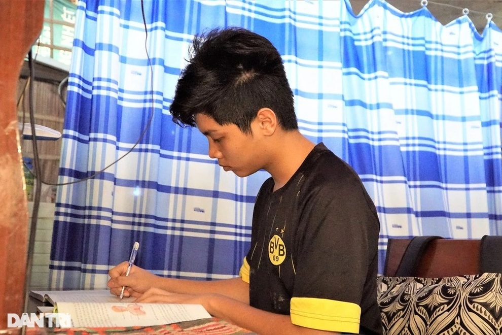 Thương cậu học trò mồ côi cha, mẹ bị ung thư, chăm bà ngoại nằm liệt giường - 2 Thương cậu học trò mồ côi cha, mẹ bị ung thư, chăm bà ngoại nằm liệt giường - 2