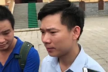 Bác sỹ Hoàng Công Lương chia sẻ với báo giới sau khi hoãn xử