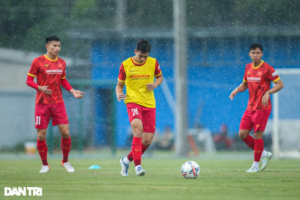 Tuyển Việt Nam đội mưa tập luyện, Quang Hải chờ được thi đấu - 4 Tuyển Việt Nam đội mưa tập luyện, Quang Hải chờ được thi đấu - 4