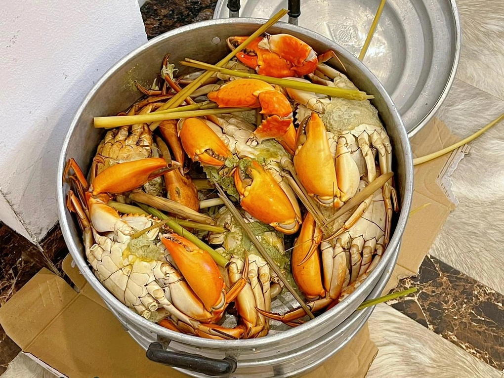 គ្រួសារនៅទីក្រុងហាណូយ នាំយកក្តាម ១៥គីឡូក្រាម និងពងចំនួន ១០០ ដល់ Sam Son - ១ Gia đình ở Hà Nội mang 15kg cua, 100 quả trứng du lịch Sầm Sơn - 1