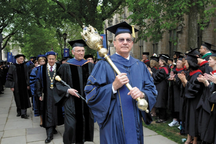 Quyền trượng được sử dụng phổ biến tại các trường đại học trên thế giới